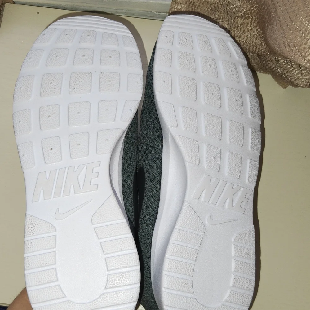 Nike Women's Dark Green Mesh Sneakers with White Laces - Picture 6 of 6